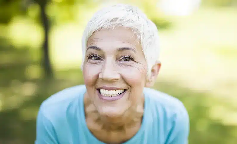 אישה מבוגרת מחייכת