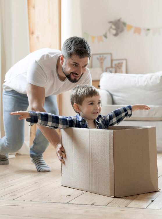 אב ובן משחקים יחד - עתיד משפחתי בטוח